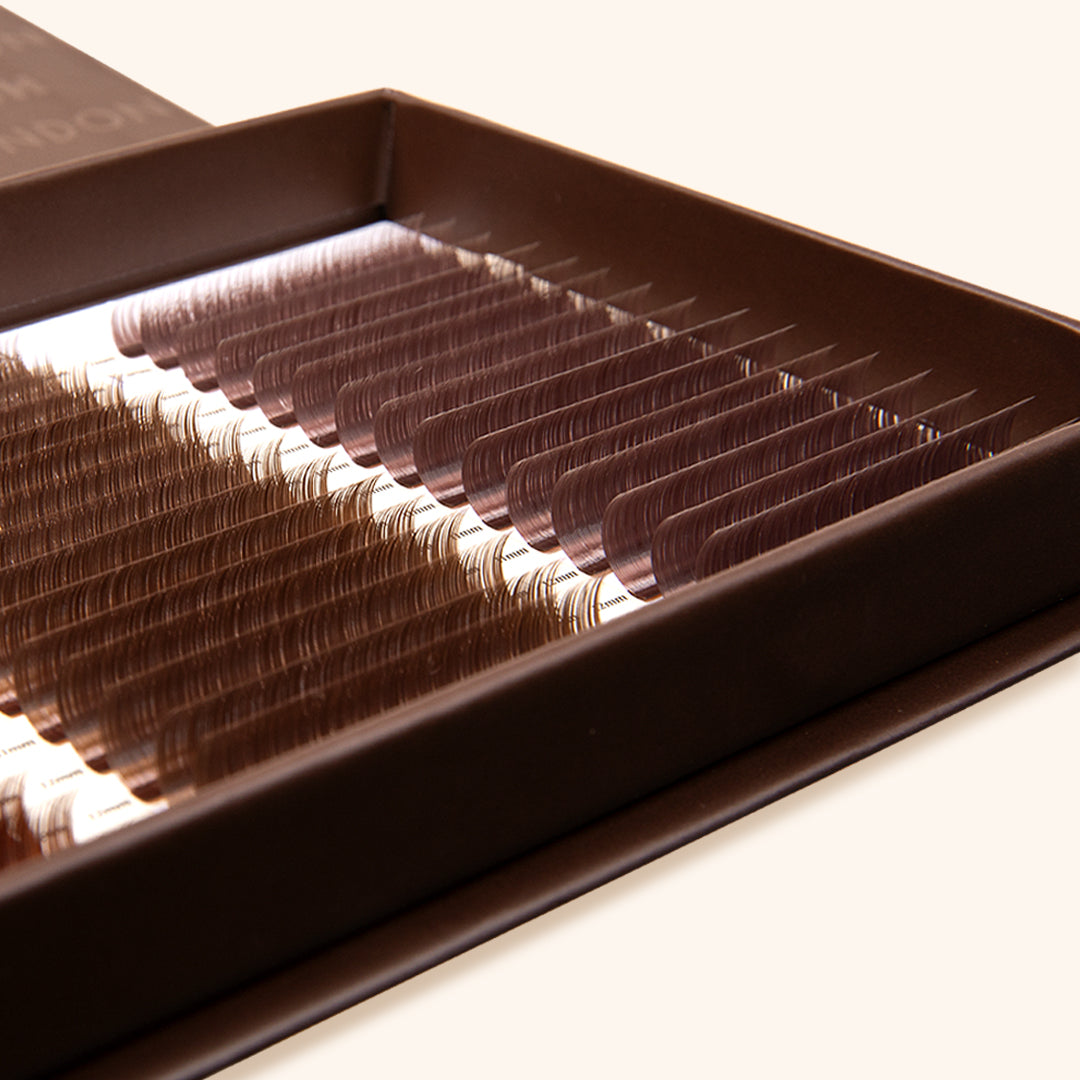 Braune Volume Lashes Kollektion 